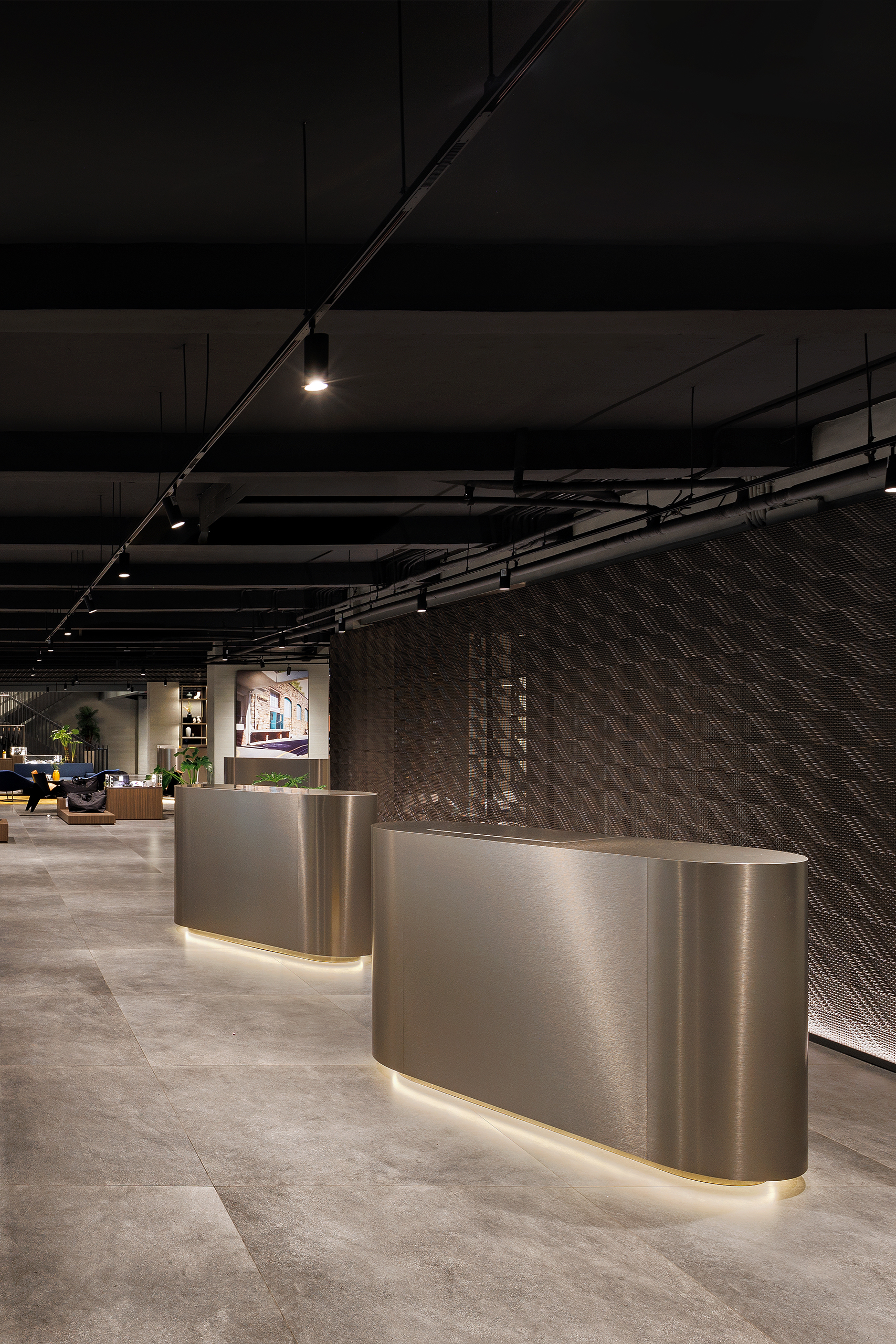 Showroom BMW Cilandak <br>
<small style='font-size:10pt;'>

Cilandak, Jakarta
</small>
